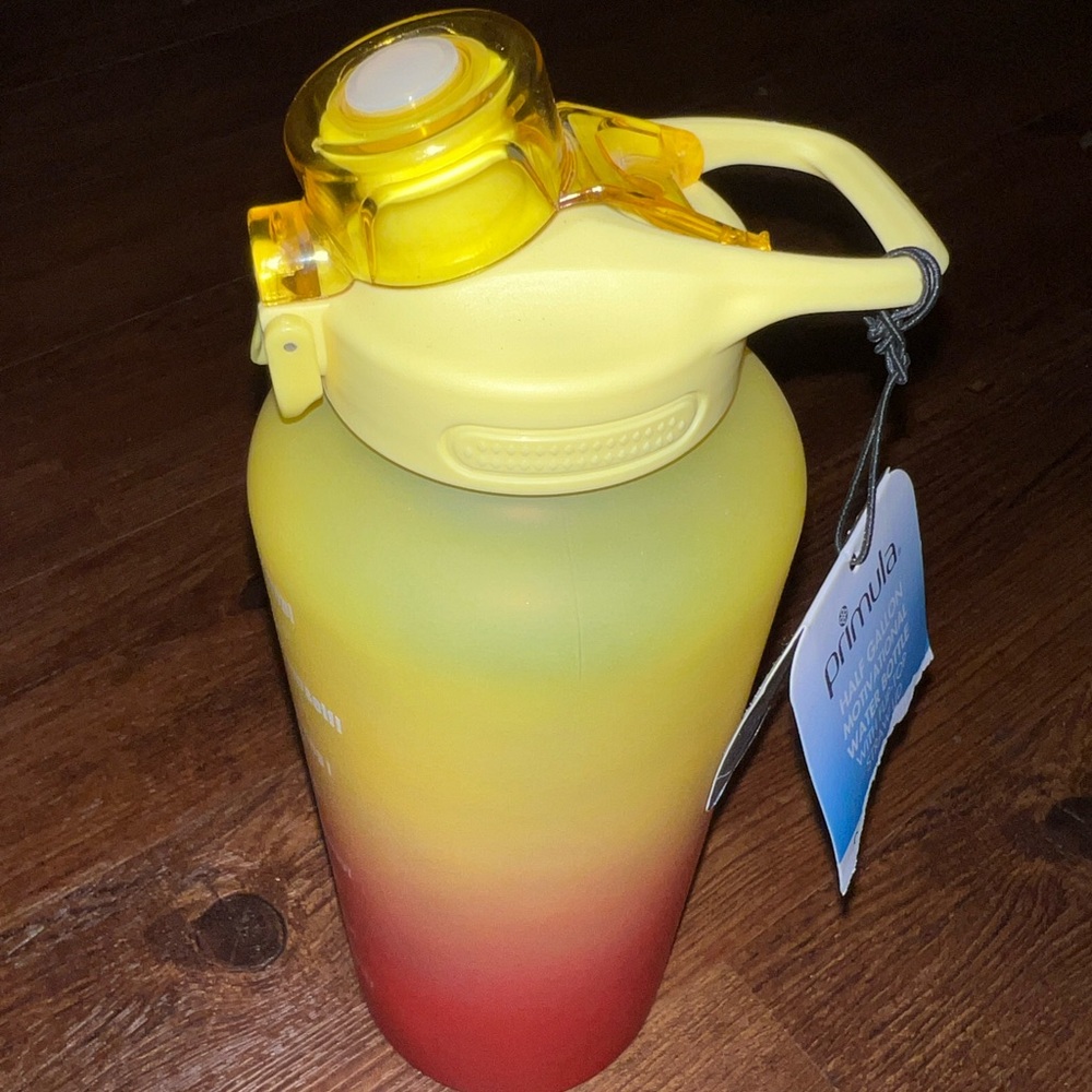 New with Tags Primula Yellow Water Bottle with Flip-Top Lid 64oz - Picture 8 of 11